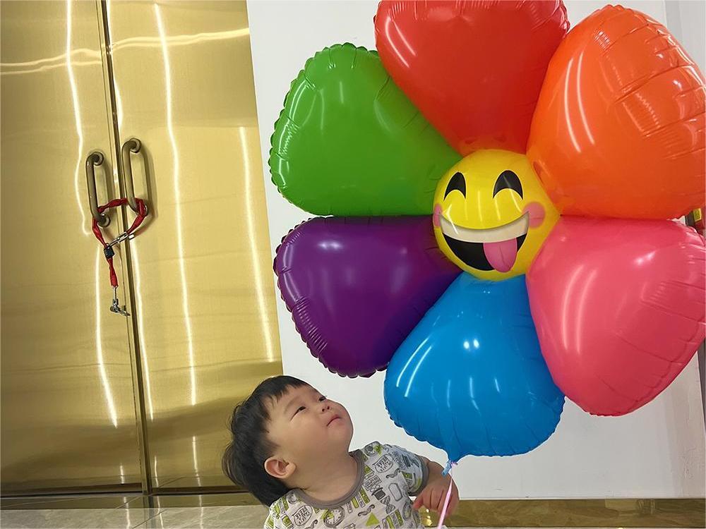 Balões de sorriso de flores coloridas
